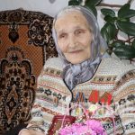Глава Лутугинского округа вручил жительнице поселка Врубовского юбилейную медаль «80 лет Победы в Великой…