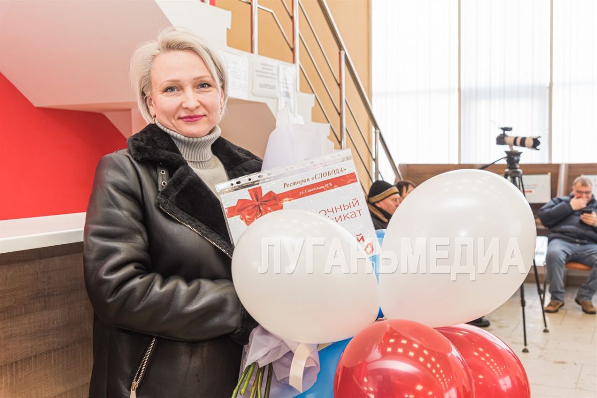 В луганском отделении МФЦ ЛНР обслужили двухмиллионного заявителя