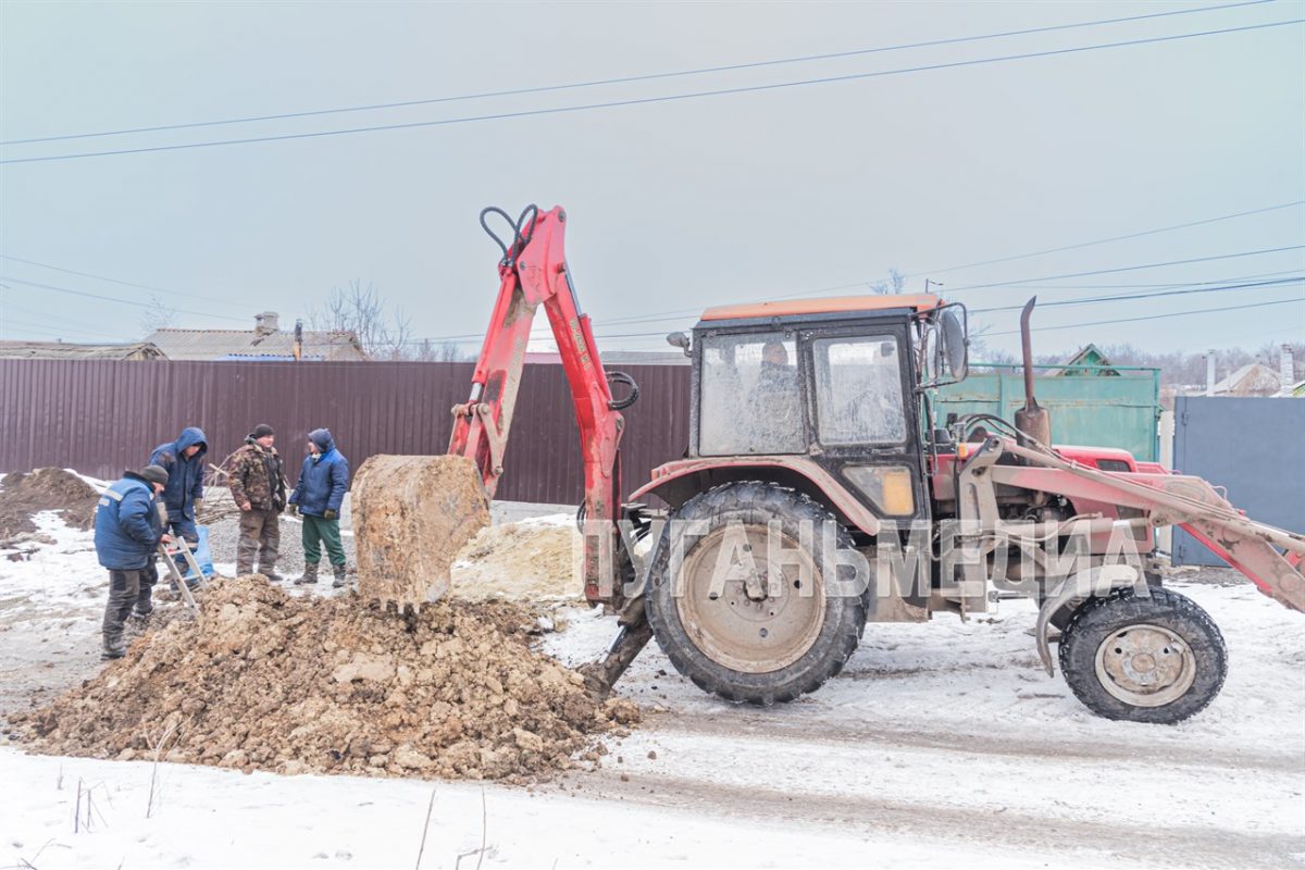 «Лугансквода» продолжает работу по устранению порывов трубопроводов в городе Луганске