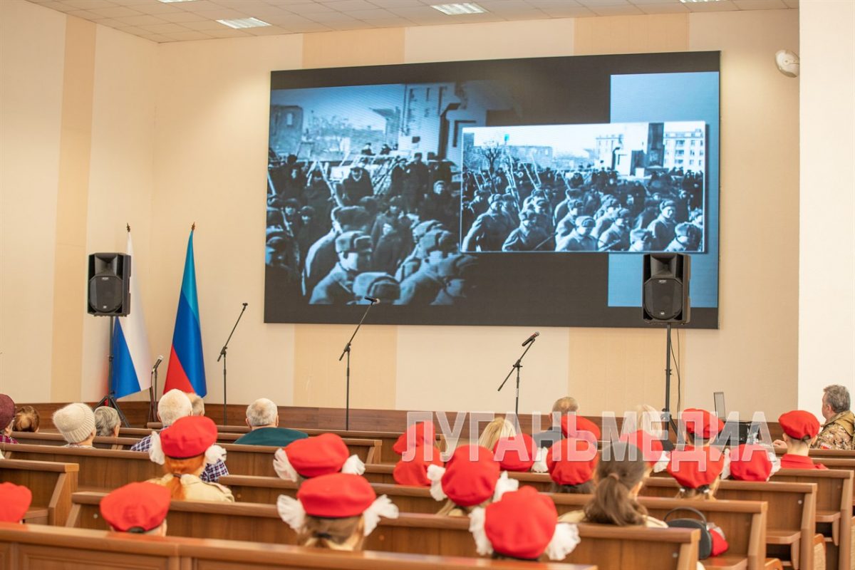В Администрации Луганска состоялась концертная программа, посвященная 82-й годовщине освобождения города