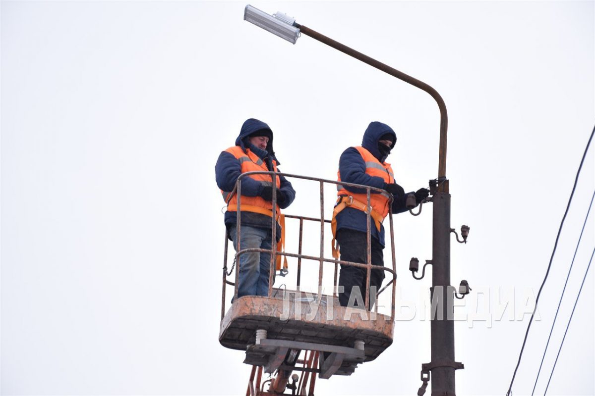В Алчевске продолжаются ремонтные работы по установке новых светодиодных светильников наружного освещения