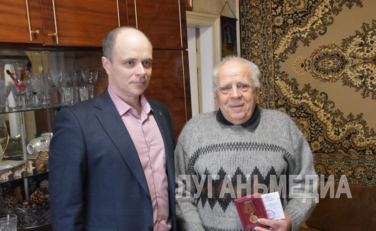 Глава Краснолучского округа вручил медаль 80 лет Победы в Великой Отечественной войне жителю Миусинска