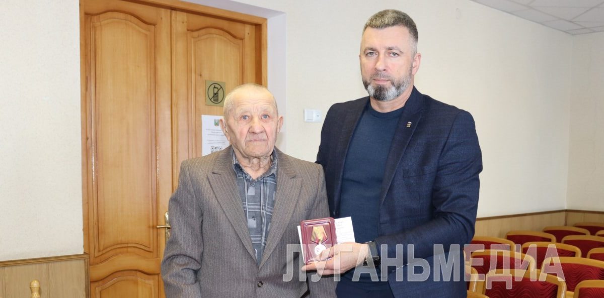 Свердловчанин получил юбилейную медаль от имени Президента России