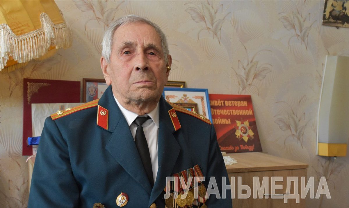 В Алчевске с наступающим Днем защитника Отечества поздравили ветерана Великой Отечественной войны
