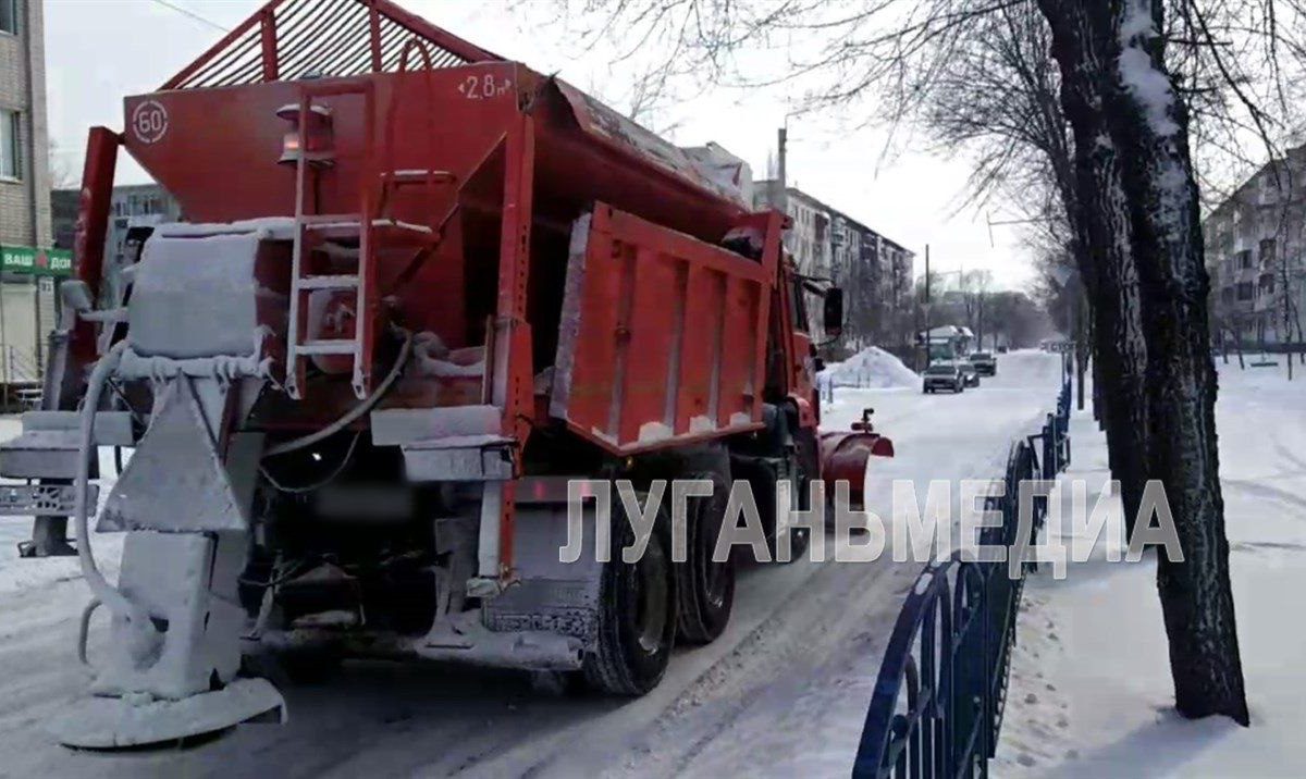 На дорогах Северодонецкого городского округа продолжаются работы по борьбе с гололедицей