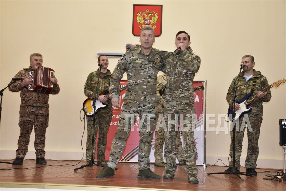 В Антрацитовской средней школы № 19 с концертом выступила фронтовая творческая бригада ансамбля песни и…