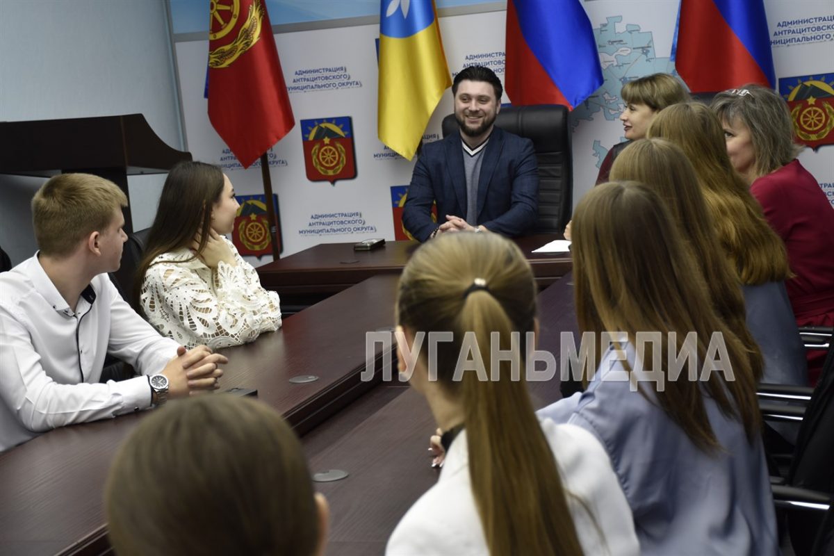 Первый заместитель министра молодежной политики ЛНР Василий Носков встретился с руководством Антрацитовского муниципального округа и…