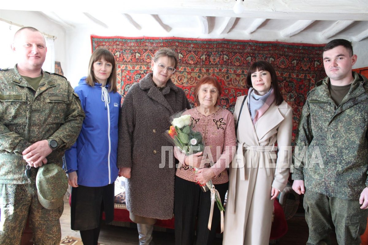 В Новопскове ветерана ВОВ Любовь Ивановну Литвинову поздравили с наступающим Женским праздником 8 марта