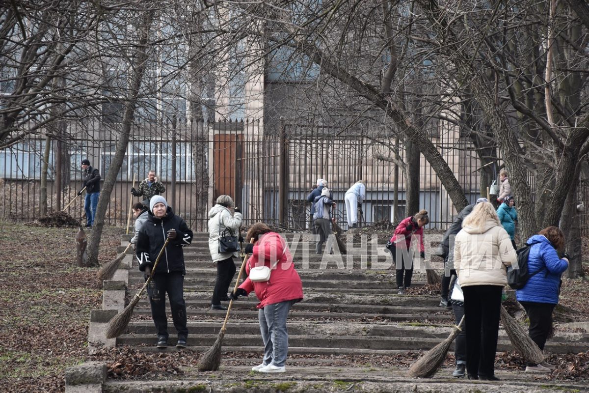 В Алчевске стартовал общегородской субботник