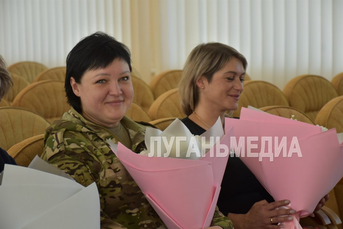 В Лутугино состоялось торжественное поздравление женщин-военнослужащих