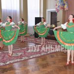 Яркий концерт к Международному женскому дню прошел в Дворце культуры им. Горького в Стаханове