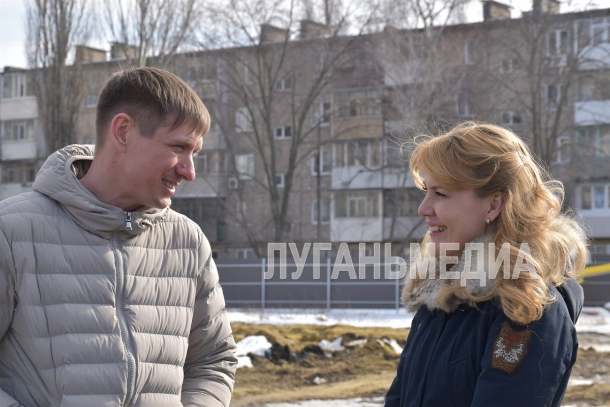 Сенатор Дарья Лантратова ознакомилась с возведением жилого комплекса в Луганске
