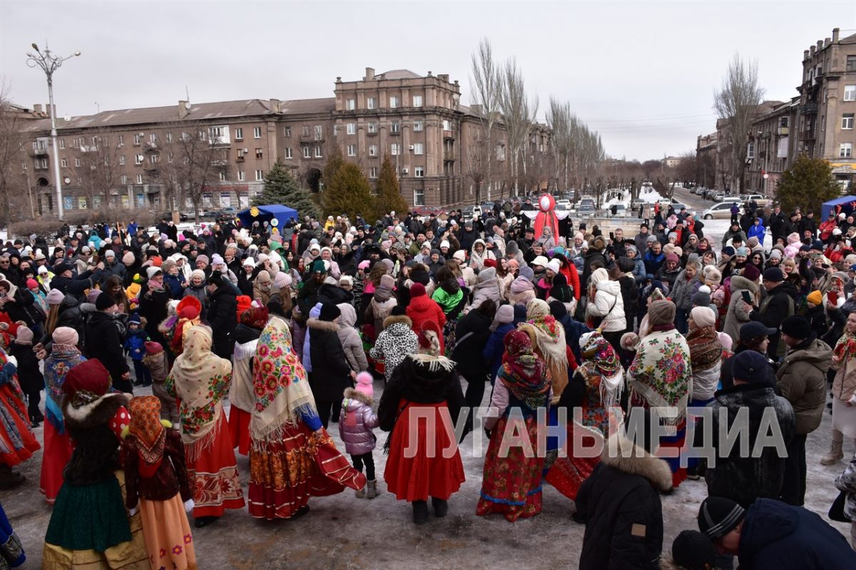 В Алчевске на площади перед Культурно-досуговым центром состоялись праздничные гуляния «В гостях у Масленицы»
