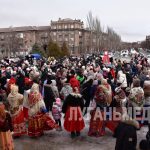 В Алчевске на площади перед Культурно-досуговым центром состоялись праздничные гуляния «В гостях у Масленицы»