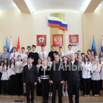 В Алчевске состоялась торжественная церемония вручения паспортов школьникам города