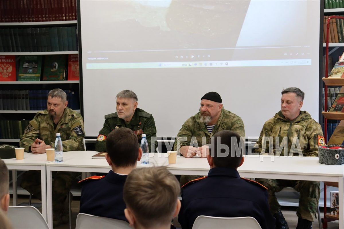 В Свердловске прошла встреча представителей казачества с учениками казачьего кадетского класса