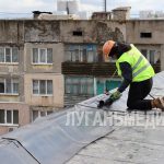 Красноярцы производят капитальный ремонт кровли многоквартирного дома в Свердловске
