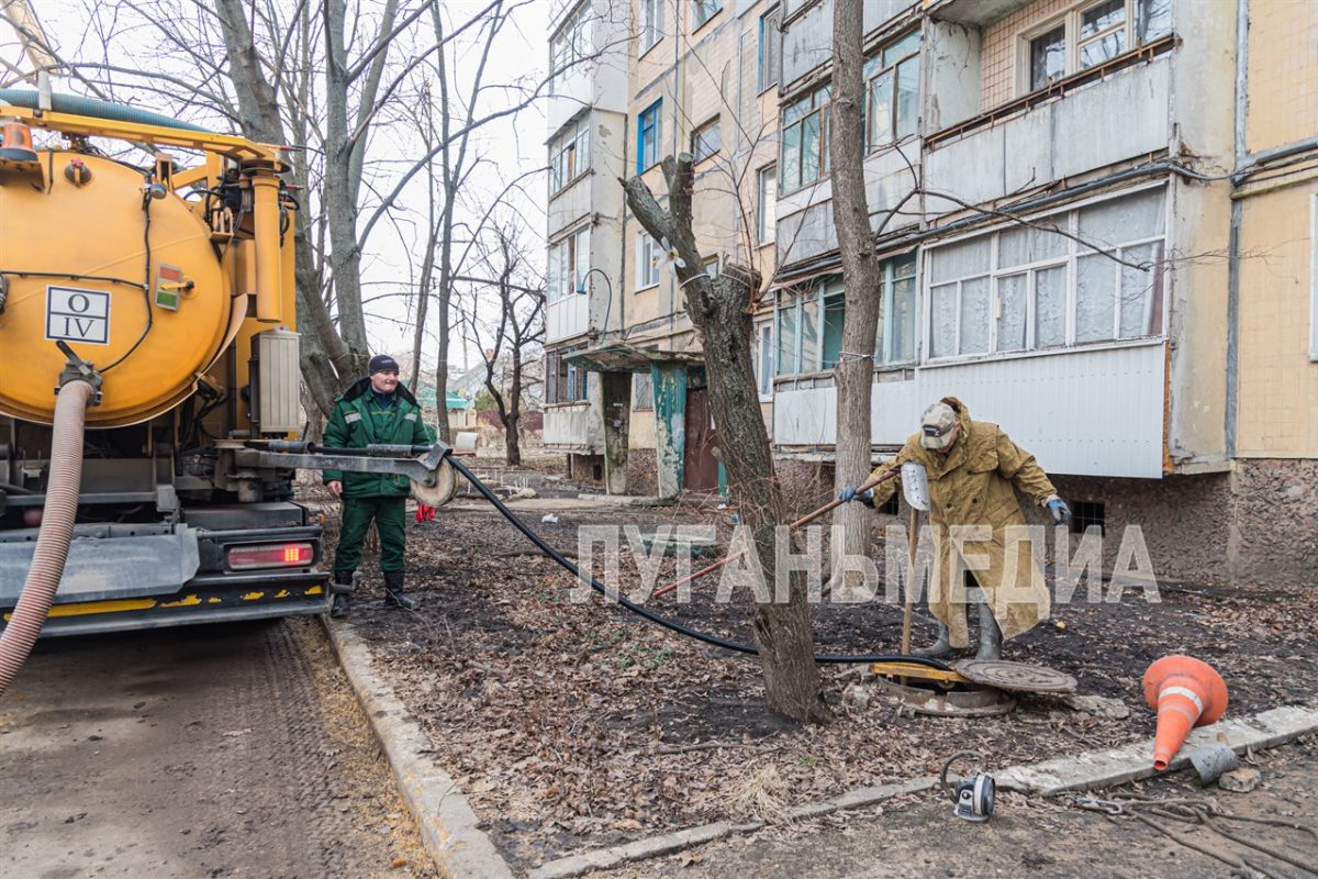 Специалисты «Луганскводы» продолжают ликвидировать засоры канализационной сети