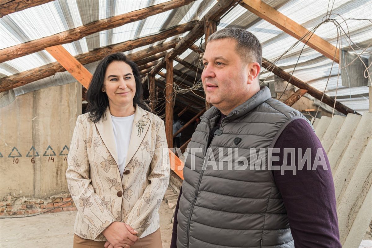 В Луганске продолжается ремонт кровель многоквартирных домов