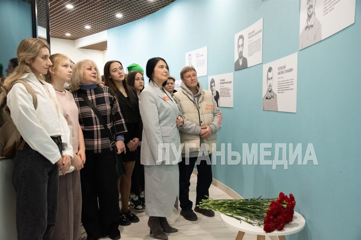 В Луганске открыли мемориальные доски, посвященные погибшим волонтерам