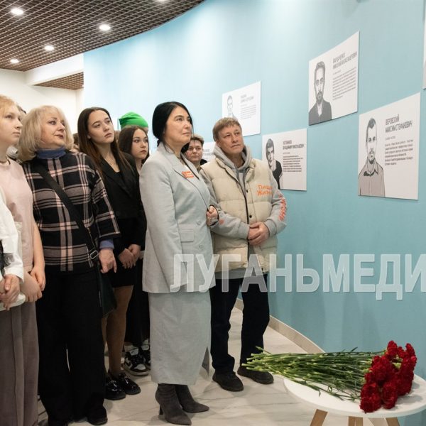 В Луганске открыли мемориальные доски, посвященные погибшим волонтерам