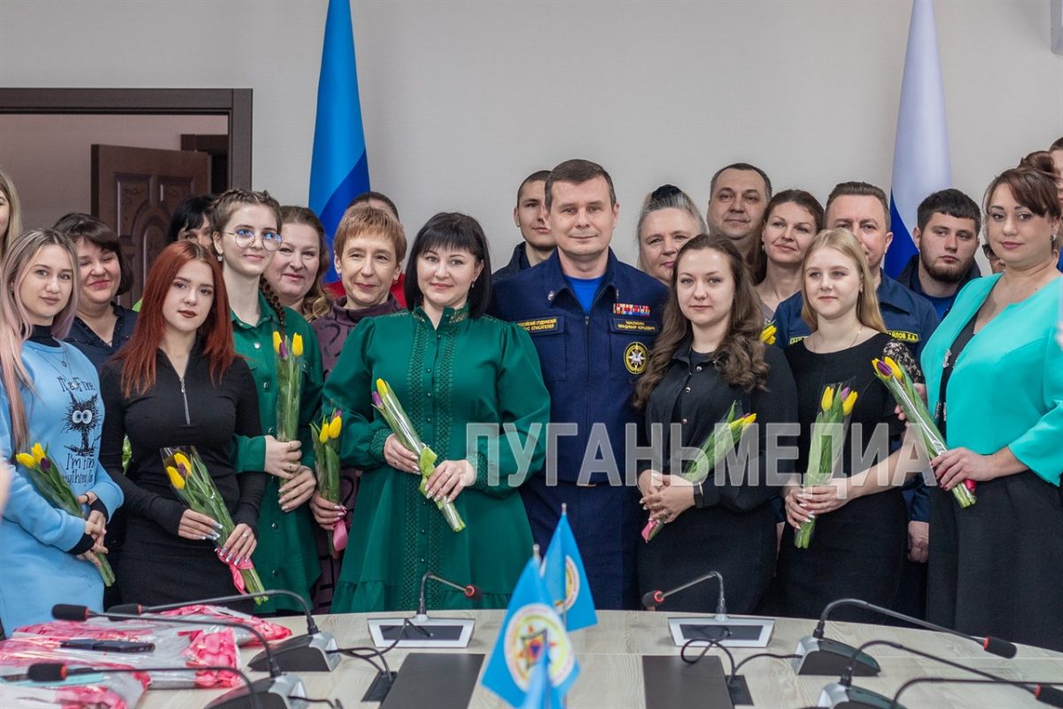 Студенты-спасатели поздравляют женщин с наступающим 8 Марта