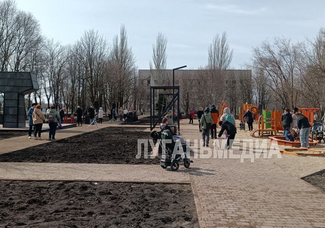 В Ровеньках прошло торжественное открытие детской и спортивной площадок