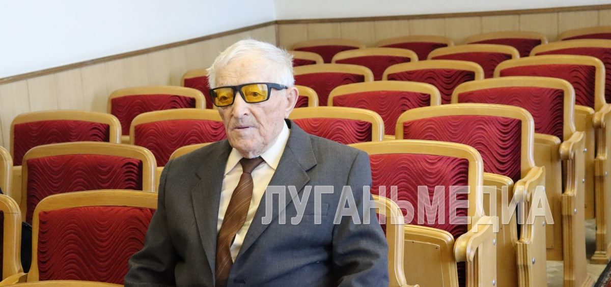 В Свердловске вручили юбилейную медаль «80 лет Победы в Великой Отечественной войне 1941-1945 гг.» ветерану…