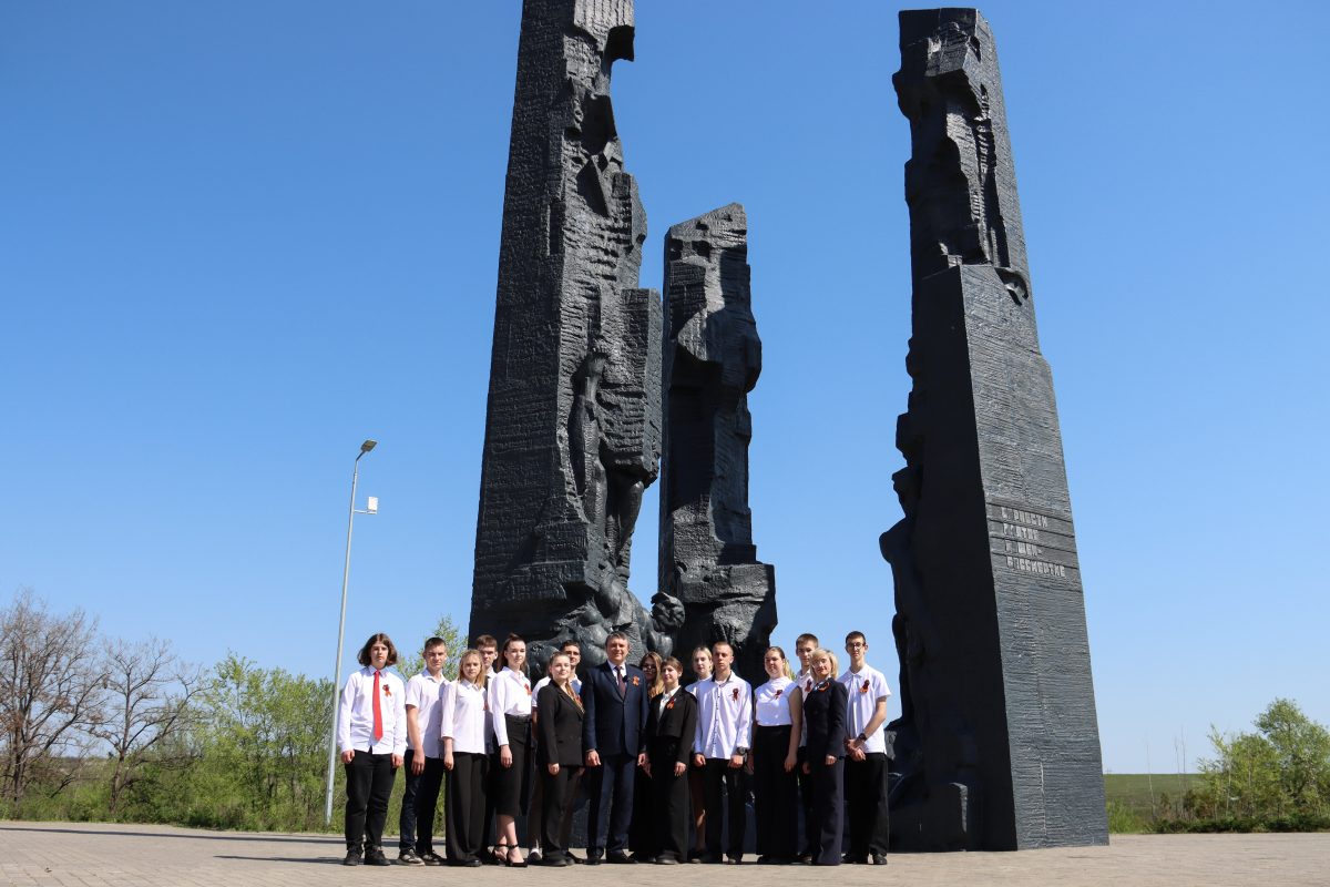 Леонид Пасечник провёл «Экскурсию со Знанием» для краснодонских школьников