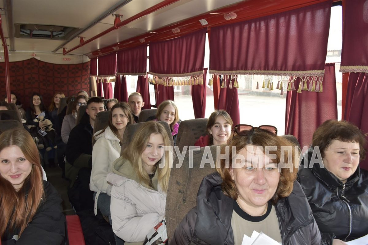 27 краснолучских школьников отправились в Санкт-Петербург по программе «Культурная карта 4+85»