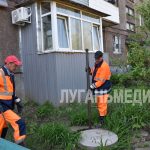 В Алчевске продолжается устранение засоров на канализационных сетях города