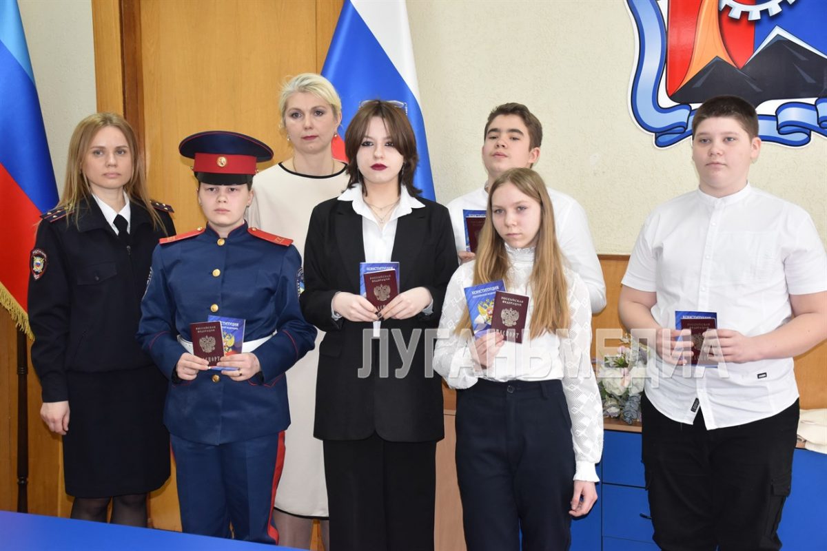 Накануне Дня космонавтики пятеро стахановчан стали гражданами РФ