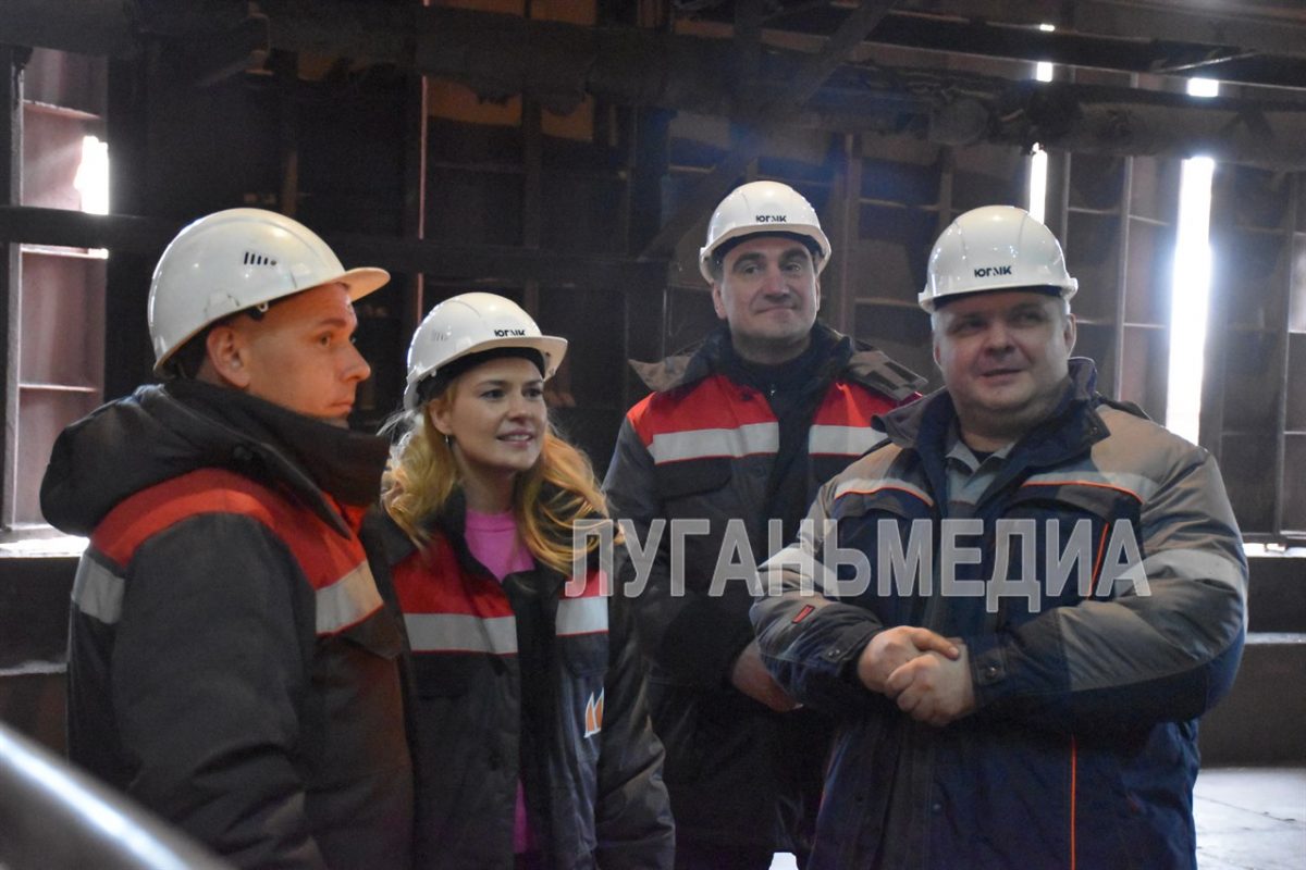 Сенатор Совета Федерации от Луганской Народной Республики Дарья Лантратова посетила Алчевский металлургический комбинат