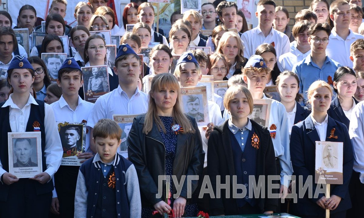 В луганском лицее-интернате открыли «Парту Героя» в честь участника спецоперации