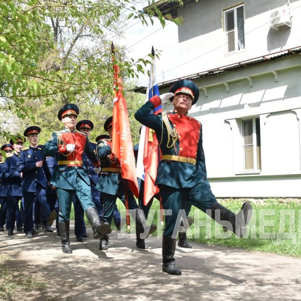Луганская академия СК РФ проводит акцию «Парад под окнами ветерана»