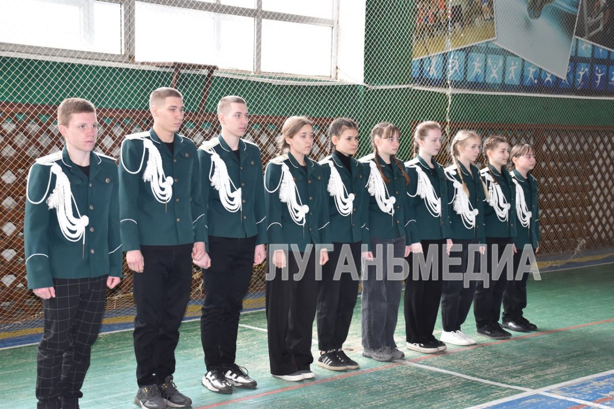 Ровеньковские старшеклассники приняли участие в военно-патриотической игре «Зарница 2.0»