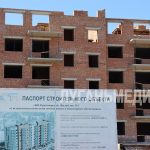 Красноярские строители продолжают возводить многоквартирный жилой дом в Свердловске