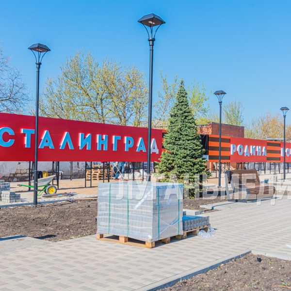 В центре Станицы Луганской монтируют стелу, посвященную Сталинградской битве
