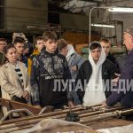 Луганские студенты посетили завод по изготовлению фехтовальных клинков
