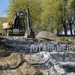 В Брянке ведутся работы по благоустройству общественной территории к мемориальному комплексу «Землякам нашим, за…