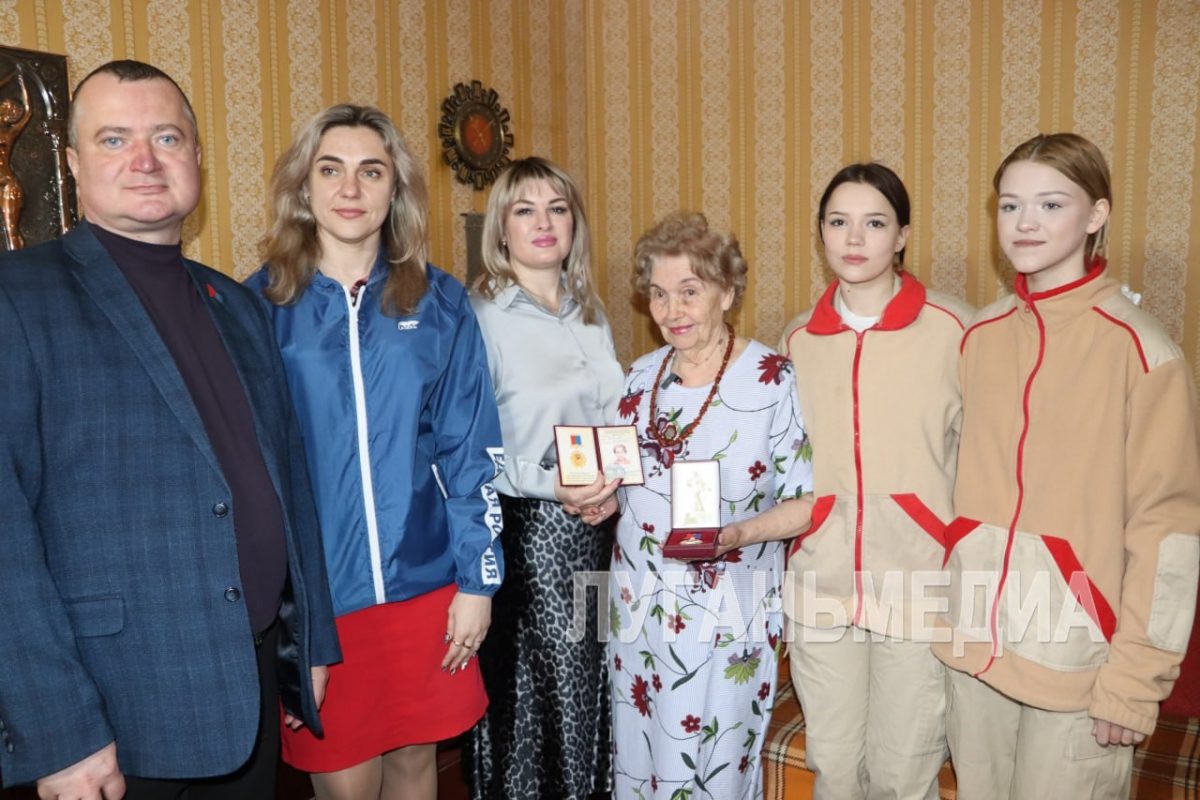 Памятные награды «Почетный гражданин города Стаханова» были вручены ветеранам