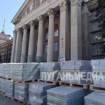 В Краснодоне продолжается капитальный ремонт фасада ДК им. «Молодой гвардии»