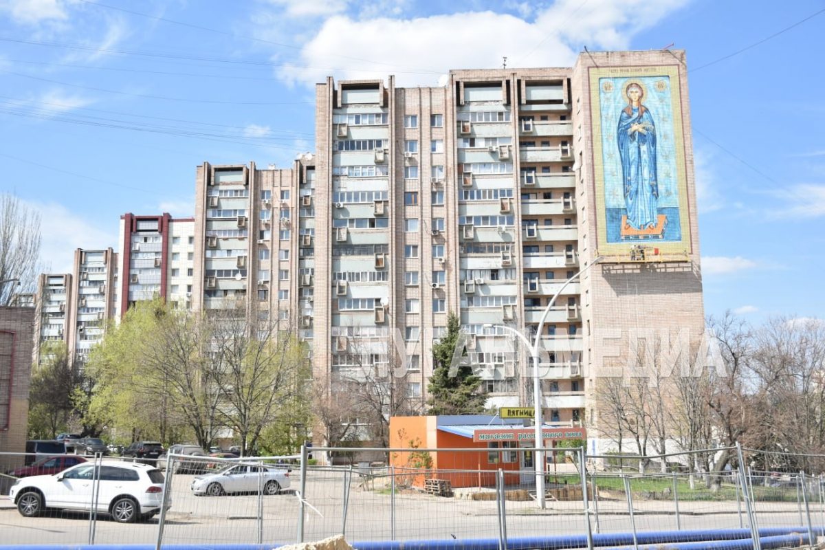 В Луганске появился мурал с изображением Богородицы