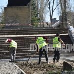 В Лутугино активно ведутся работы по ремонту тротуара парка имени Н. А. Будагъянца