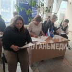 Сотрудники почты и школьники Антрацита написали «Диктант Победы»