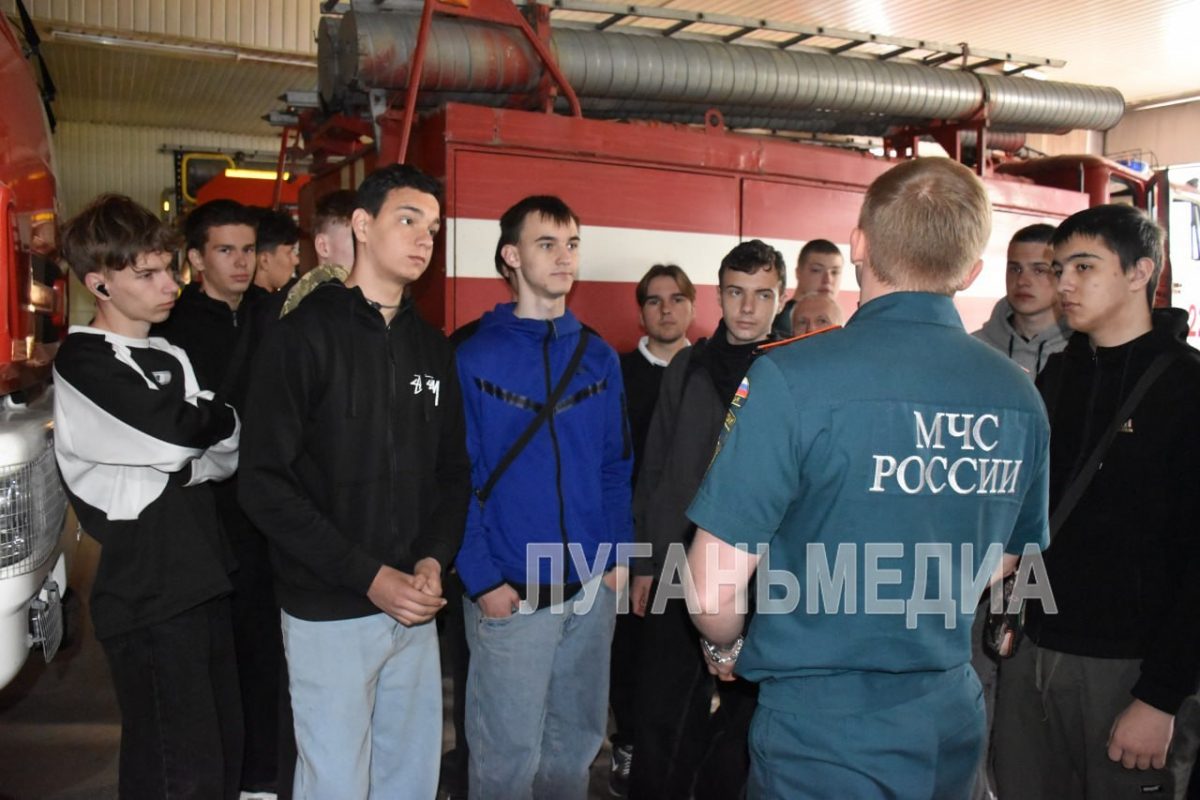 В День пожарной охраны студенты Стахановского колледжа были приглашены на экскурсию в пожарную часть МЧС