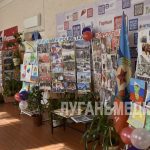 В Антрацитовской школе-интернате открылась выставка рисунков и фотографий, посвященная Дню Луганской Народной Республики
