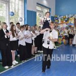 Последний звонок прозвенел сегодня для учащихся Краснолучского городского округа