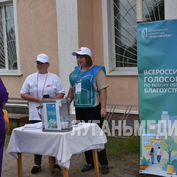В Новопсковском районе в рамках национального проекта «Формирование комфортной среды» волонтеры проекта посетили село Можняковка