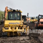 На дороге Успенка-Антрацит ЛНР специалисты подрядной организации ООО «Магистраль» укладывают дорожное полотно